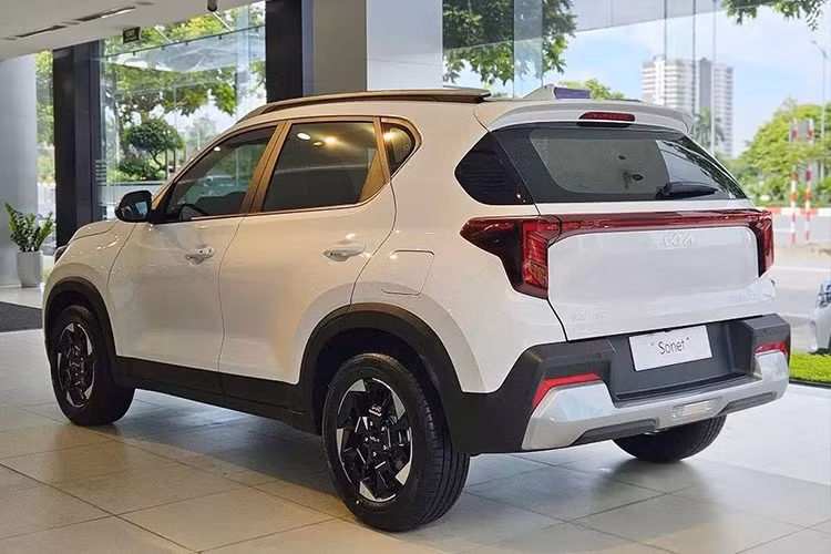 Về kích thước, mẫu xe SUV Kia Sonet 2024 có chiều dài x rộng x cao lần lượt là 4.110 x 1.790 x 1.625 mm và chiều dài cơ sở 2.500 mm. Số đo này đã có sự thay đổi so với phiên bản cũ. Khoang hành lý của xe có thể tích tiêu chuẩn là 392 lít. Hàng ghế sau có thể gập 60:40 để tăng thể tích khoang hành lý.