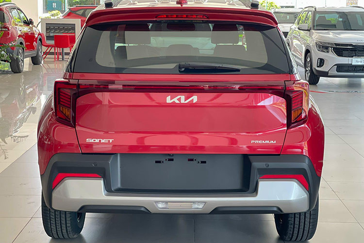 Cụm đèn hậu phía sau cũng được thiết kế lại giúp nâng cao tính thẩm mỹ tổng thể của Sonet facelift 2024. Bên cạnh đó, cản sau cũng được tinh chỉnh kiểu dáng. Xe được trang bị bộ mâm xe hợp kim mới kích thước 16 inch với hai kiểu thiết kế.