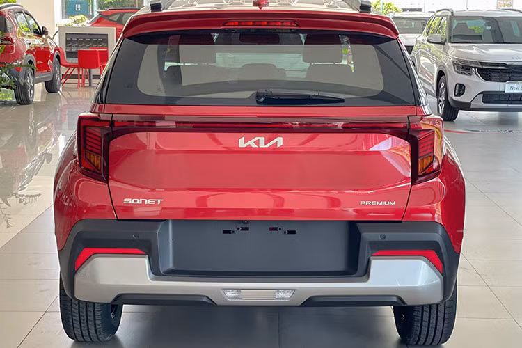 Cụm đèn hậu phía sau cũng được thiết kế lại giúp nâng cao tính thẩm mỹ tổng thể của Sonet facelift 2024. Bên cạnh đó, cản sau cũng được tinh chỉnh kiểu dáng. Xe được trang bị bộ mâm xe hợp kim mới kích thước 16 inch với hai kiểu thiết kế.
