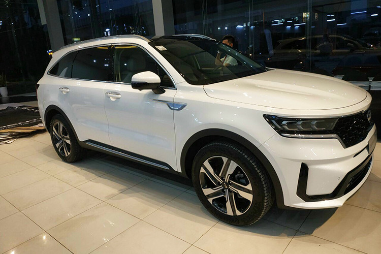 Trước đó vào đầu tháng 10, Kia Sorento 2021 mới từng xuất hiện tại đại lý, nhưng là phiên bản nhập khẩu nên có một vài khác biệt so với phiên bản lắp ráp tại Việt Nam. Đến nay, các khách hàng mới có dịp chiêm ngưỡng trực tiếp bản lắp ráp trong nước tại các địa lý chính hãng.