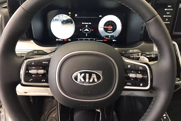 Kia Sorento 2021 sử dụng hệ thống điều hòa 2 vùng độc lập – 3 chế độ gió với cửa gió cho phép điều chỉnh từng vị trí ghế, hệ thống đèn trang trí nội thất (Moodlight) với 7 màu tiêu chuẩn có 64 tùy chọn. Đáng chú ý, Sorento 2021 có thêm các tính năng mới như: khởi động từ xa thông qua khóa điện tử thông minh, hệ thống sưởi và làm mát ghế thông minh trên có khả năng tự động bật làm mát ghế hoặc sưởi.