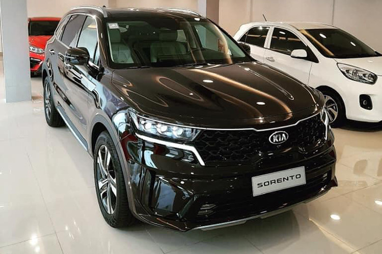 Tại Việt Nam, giá xe Kia Sorento 2021 trải dài từ 1,079 tỷ đồng đến 1,349 tỷ đồng tương đương với các phiên bản bao gồm: 5 bản máy Dầu (2.2L) và 4 phiên bản bản máy Xăng (2.5L), đi kèm với các lựa chọn phiên bản gồm: Signature AWD, Premium, Luxury và Deluxe.