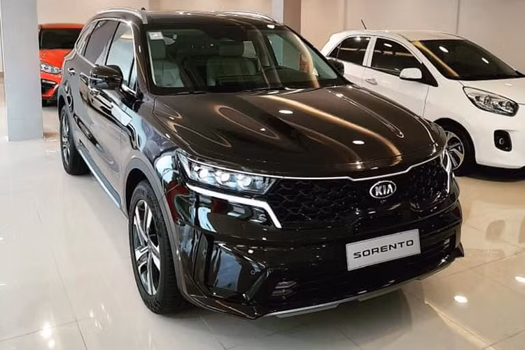 Tại Việt Nam, giá xe Kia Sorento 2021 trải dài từ 1,079 tỷ đồng đến 1,349 tỷ đồng tương đương với các phiên bản bao gồm: 5 bản máy Dầu (2.2L) và 4 phiên bản bản máy Xăng (2.5L), đi kèm với các lựa chọn phiên bản gồm: Signature AWD, Premium, Luxury và Deluxe.