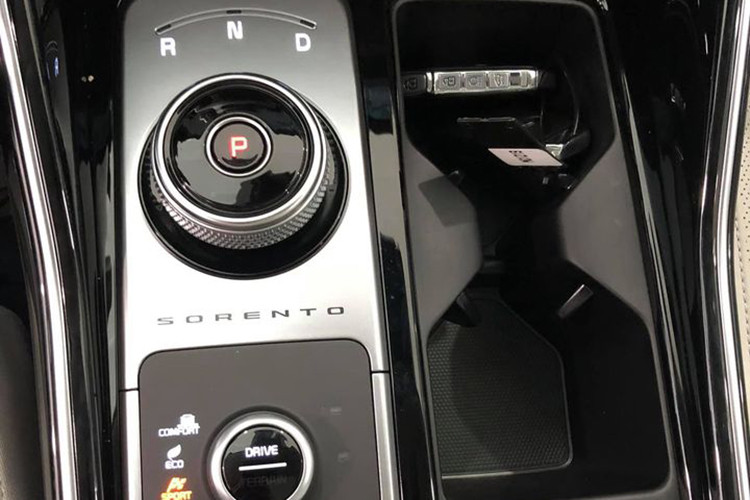 Kia Sorento thế hệ mới được trang bị nhiều “đồ chơi” an toàn và hỗ trợ lái trong gói an toàn tiên tiến ADAS (Advanded Driver Assistant System) với các tính năng cảnh báo và hỗ trợ thông minh cho người lái như: hỗ trợ phanh tự động khẩn cấp, cảnh báo lệch làn và giữ làn đường, cảnh báo điểm mù, kiểm soát hành trình thích ứng tự động duy trì khoảng cách, camera 360 độ... 