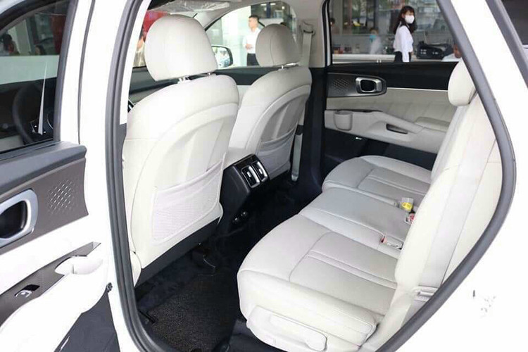 Nội thất của Sorento 2021 đã lượt bỏ nhiều nút bấm truyền thống, chuyển sang sử dụng cần số dạng núm xoay trên phiên bản máy dầu. Các khe điều hòa cũng được thiết kế mới dạng vuông và di chuyển vị trí xuống dưới màn hình. Tại Việt Nam, Kia Sorento 2021 có 2 phiên bản là 7 chỗ tiêu chuẩn và 6 chỗ (bản Signature). Phiên bản trong bài loại 6 chỗ có hàng ghế thứ hai là 2 ghế độc lập.