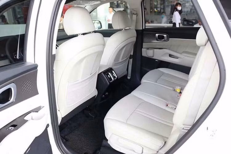 Nội thất của Sorento 2021 đã lượt bỏ nhiều nút bấm truyền thống, chuyển sang sử dụng cần số dạng núm xoay trên phiên bản máy dầu. Các khe điều hòa cũng được thiết kế mới dạng vuông và di chuyển vị trí xuống dưới màn hình. Tại Việt Nam, Kia Sorento 2021 có 2 phiên bản là 7 chỗ tiêu chuẩn và 6 chỗ (bản Signature). Phiên bản trong bài loại 6 chỗ có hàng ghế thứ hai là 2 ghế độc lập.