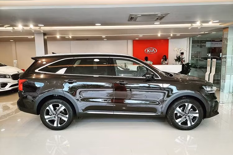 Động cơ của Kia Sorento 2021 là tùy chọn Smartstream diesel 2.2L công suất 198 mã lực và mô-men xoắn 440 Nm, kết hợp số tự động 8 cấp ly hợp kép và máy xăng Smartstream 2.5L, đi kèm số tự động 6 cấp. Hệ dẫn động 4 bánh AWD có trên các bản phiên cao cấp và có 4 chế độ lái, 3 chế độ địa hình.