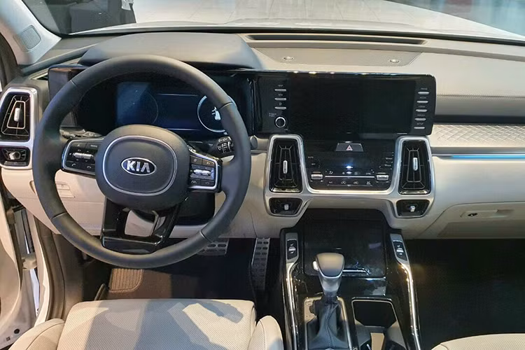Nội thất của Sorento 2021 được Kia gọi tên "Functional Emotions". Xe sở hữu nhiều màn hình hỗ trợ lái 12,3 inch, màn hình cảm ứng trung tâm kích thước 10,25 inch. Viền màng hình kéo dài từ cụm đồng hồ sau vô lăng ra giữa xe, tạo cảm giác vuông vắn và liền khối. Trang bị cửa sổ trời cỡ lớn, sạc điện thoại không dây, phanh tay điện tử... Trong đó phiên bản máy dầu sẽ có cần số thiết kế dạng núm xoay mới.