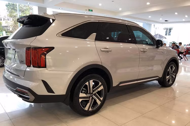 Về ngoại hình, Kia Sorento thế hệ mới sở hữu thiết kế ngoại thất hiện đại, góc cạnh hơn trước, kích thước lớn hơn, nội thất rộng rãi và sang trọng hơn với tông màu sáng. Kia cho biết Sorento kéo dài trục cơ sở thêm 35 mm. Nhờ đó, Sorento 2021 có chiều dài tổng thể lên đến 4.810 mm và chiều dài cơ sở lên đến 2.815 mm, chiều rộng 1.900 mm. Kích thước lớn so với các sản phẩm cùng phân khúc. 