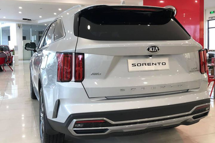 Thiết kế mặt bên mang đến cảm giác thể thao và mạnh mẽ với các đường gân dập nổi dọc thân xe. Điểm nổi bật đáng chú ý phía sau xe là hệ thống đèn hậu thiết kế theo phương thẳng đứng kết hợp ốp cản sau trang trí theo phương ngang và các đường gân thể thao nối liền hai bên hông xe. Gạt nước mưa phía sau được khéo léo ẩn trong cánh gió phía trên và chỉ xuất hiện khi hoạt động. 