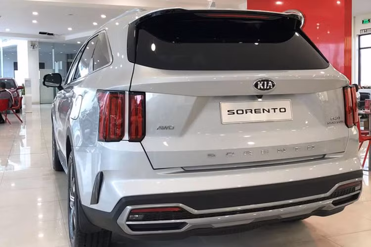 Thiết kế mặt bên mang đến cảm giác thể thao và mạnh mẽ với các đường gân dập nổi dọc thân xe. Điểm nổi bật đáng chú ý phía sau xe là hệ thống đèn hậu thiết kế theo phương thẳng đứng kết hợp ốp cản sau trang trí theo phương ngang và các đường gân thể thao nối liền hai bên hông xe. Gạt nước mưa phía sau được khéo léo ẩn trong cánh gió phía trên và chỉ xuất hiện khi hoạt động. 