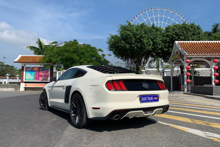 Không chỉ được chủ nhân mang đi sửa chữa lại ngoại thất xe, chiếc Ford Mustang GT 5.0 Limited Edition này còn mang bộ mâm mới cá tính với thiết kế đa chấu và sơn tông màu đen, đối lập với bộ áo trắng của xe. Hiện chưa rõ chi phí sửa chữa lại cho chiếc xe là bao nhiêu.