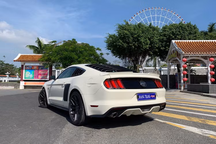 Không chỉ được chủ nhân mang đi sửa chữa lại ngoại thất xe, chiếc Ford Mustang GT 5.0 Limited Edition này còn mang bộ mâm mới cá tính với thiết kế đa chấu và sơn tông màu đen, đối lập với bộ áo trắng của xe. Hiện chưa rõ chi phí sửa chữa lại cho chiếc xe là bao nhiêu.