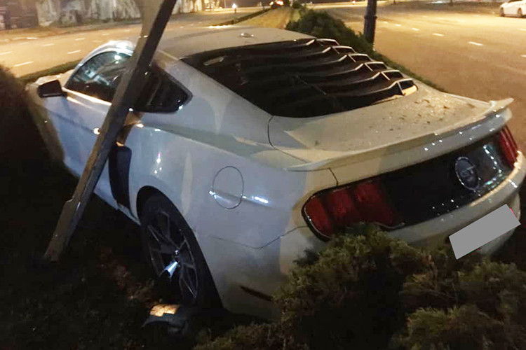 Cụ thể, chiếc Ford Mustang GT 5.0 Limited Edition tại Đà Nẵng bị hư hỏng với 1 phần cản va trước bung ra, 1 đèn pha cũng bị thiệt hại và gầm xe hư hỏng nặng. Tuy nhiên, rất may mắn là người điều khiển xe không bị thương tích gì nghiêm trọng.