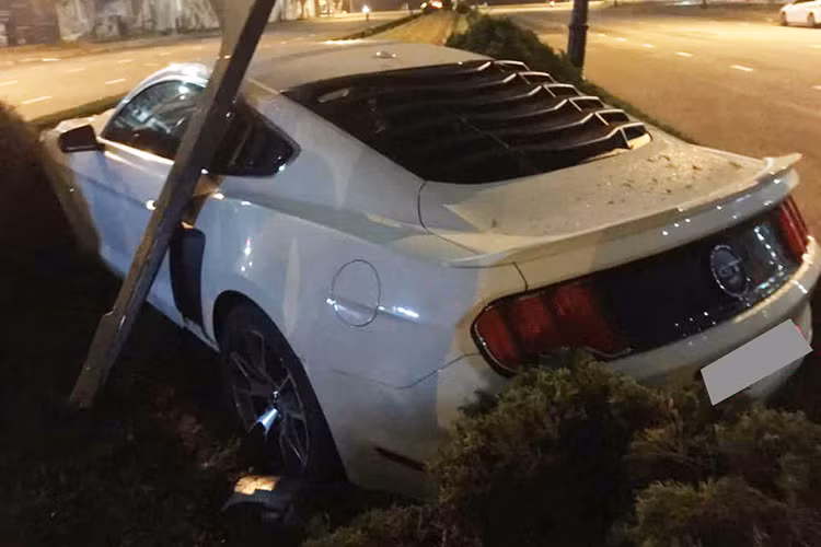 Cụ thể, chiếc Ford Mustang GT 5.0 Limited Edition tại Đà Nẵng bị hư hỏng với 1 phần cản va trước bung ra, 1 đèn pha cũng bị thiệt hại và gầm xe hư hỏng nặng. Tuy nhiên, rất may mắn là người điều khiển xe không bị thương tích gì nghiêm trọng.