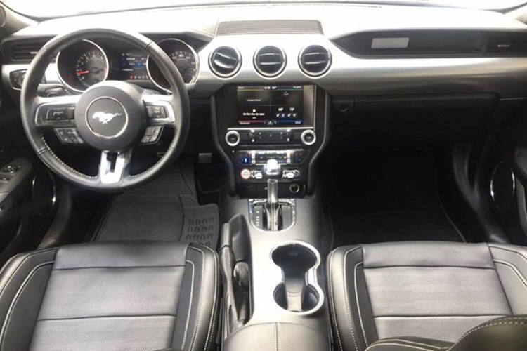 Chiếc Ford Mustang mới gặp nạn tại Đà Nẵng thuộc phiên bản 50 Year Limited Edition, đây là dòng xe được phát triển nhằm kỷ niệm 50 năm thành lập của hãng xe thể thao và cơ bắp đến từ nước Mỹ. Sẽ chỉ có đúng 1.964 chiếc Ford Mustang GT 5.0 Limited Edition bán ra trên toàn thế giới, mỗi chiếc đều được đánh số thứ tự để nhận biết.