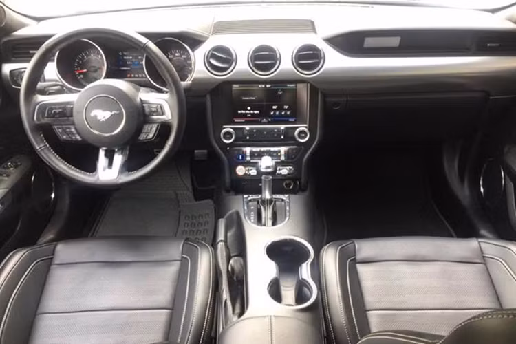 Chiếc Ford Mustang mới gặp nạn tại Đà Nẵng thuộc phiên bản 50 Year Limited Edition, đây là dòng xe được phát triển nhằm kỷ niệm 50 năm thành lập của hãng xe thể thao và cơ bắp đến từ nước Mỹ. Sẽ chỉ có đúng 1.964 chiếc Ford Mustang GT 5.0 Limited Edition bán ra trên toàn thế giới, mỗi chiếc đều được đánh số thứ tự để nhận biết.