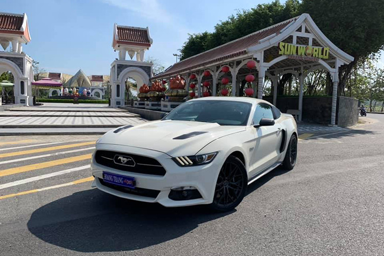 Đến nay, chiếc xe thể thao màu trắng Ford Mustang GT 5.0 Limited Edition đã bị bắt gặp xuất hiện ở một garage sửa xe tại Đà Nẵng khi được "tút" lại với ngoại thất long lanh hơn cả trước khi gặp tai nạn. Những hình ảnh này đã giúp một số bạn trẻ mê xe vui mừng.