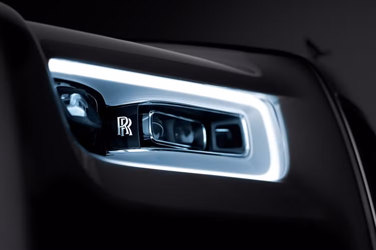 Trên mẫu xe này, lưới tản nhiệt Phantom mới là lần đầu tiên được tích hợp vào phần thân xe bao quanh, tạo hiệu ứng rõ ràng, thuần khiết và hiện đại hơn. Phần đầu xe Phantom mới còn ấn tượng đặc biệt ở thiết kế tạo hình của đèn định vị sáng ban ngày và nhất là hệ thống đèn pha Laser tiên tiến nhất, nó có độ chiếu sáng lên đến hơn 600 mét.