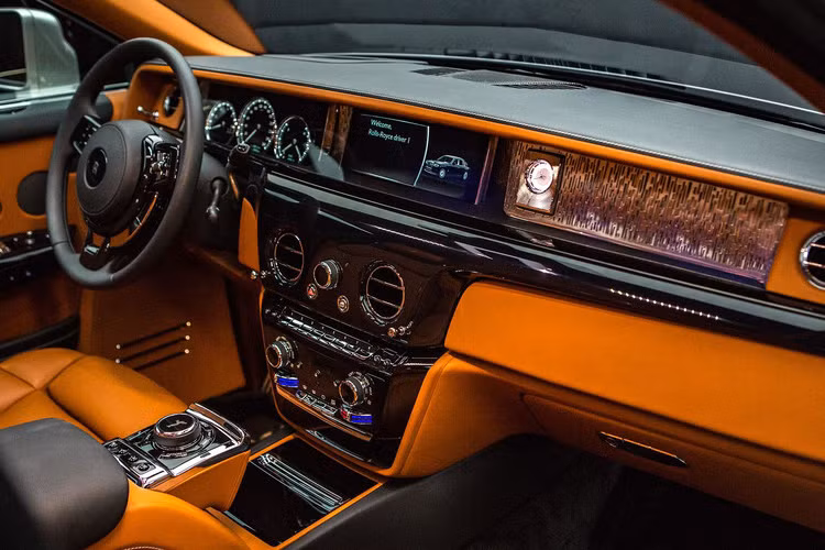 Tuy nhiên với bất kì chiếc Rolls-Royce nào, điểm đặc biệt cũng như đẳng cấp nhất lại nằm ở bên trong. Thiết kế tổng thể vẫn được lấy từ Phantom thế hệ thứ VII tuy nhiên chất liệu được sử dụng đã bước sang một trang mới, hoàn hảo và tiện nghi nhưng lại đậm cá tính riêng biệt.