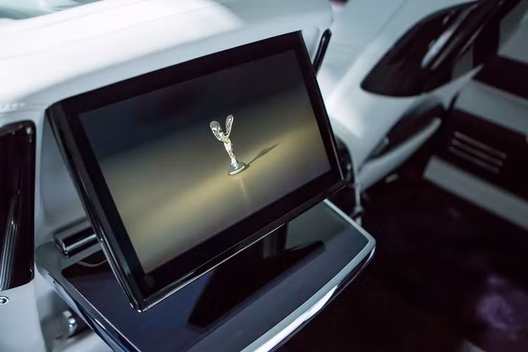 Trung tâm bảng điều khiển là sự xuất hiện của một màn hình cảm ứng rộng 12,3 inch có khả năng đóng vào tương tự Ghost Series II hay Dawn. Điểm đặc biệt nhất chính là phần đối diện ghế phụ. Khách hàng có thể tùy chọn chất liệu đơn giản nhất là gỗ veneer, vải thanh lịch hoặc thậm chí là lụa