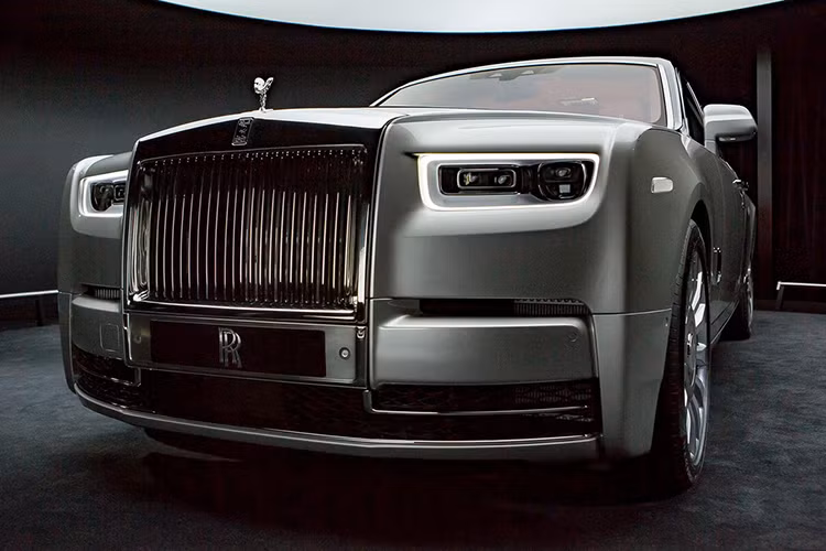 Từ khi “Phantom Mới” - tên gọi của siêu xe sang Rolls-Royce Phantom thế hệ thứ nhất ra đời năm 1925, mọi thế hệ của chiếc xe siêu sang huyền thoại này đều được sử dụng để định hình giai đoạn của chúng, không chỉ trong lịch sử Rolls Royce, mà cả lịch sử thế giới. Đơn giản bởi Phantom luôn là sự lựa chọn của những người đã định đoạt thế giới của chúng ta và làm nó xoay vần trong suốt 92 năm qua.