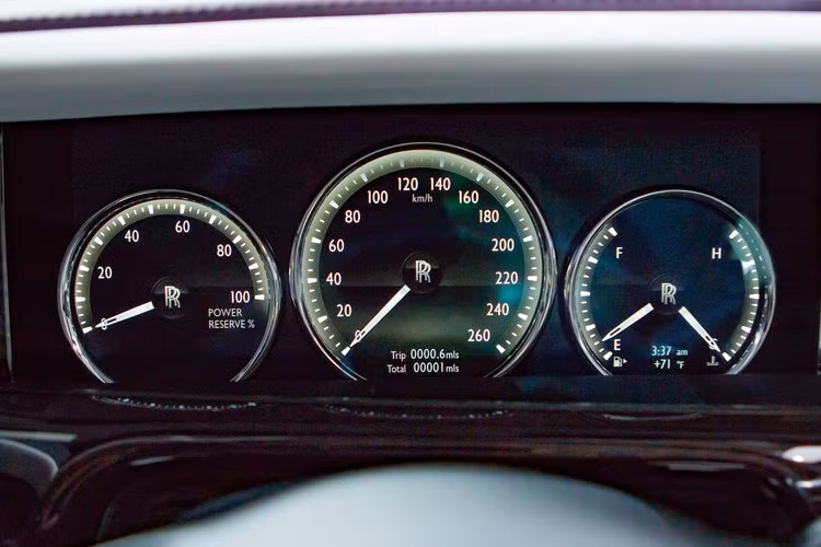 Ở những chi tiết khác, Rolls-Royce Phantom 2018 vẫn giữ lại từ phiên bản tiền nhiệm có chăng chau chuốt, tạo hình bắt mắt và trông hiện đại hơn. Khoang hành khách phía vẫn được ví như một căn phòng làm việc di động. không gian vô cùng rộng rãi, những tiện nghi hàng đầu như màn hình giải trí, bàn làm việc, ngăn lạnh,… cũng sẽ có mặt.