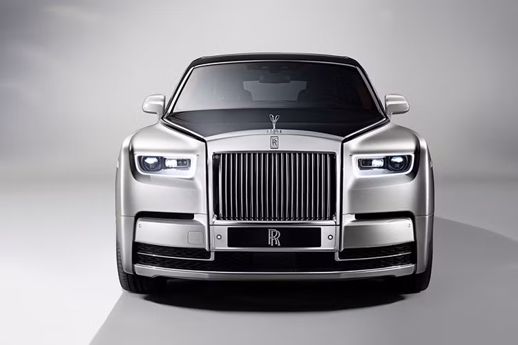 Rolls-Royce mô tả ngoại hình của Phantom mới là một “Tuyệt tác thiết kế đương đại”. Ấn tượng đầu tiên ở vẻ bề ngoài của Phantom mới là sự thuần khiết. Nhờ kiến trúc mới “Architecture of Luxury” và công nghệ chế tác mới, các liên kết thân xe đạt được độ chính xác tuyệt vời, đảm bảo sự liền lạc giữa các mảng thân xe và khiến Phantom mới nhìn như một khối nhôm được điêu khắc.