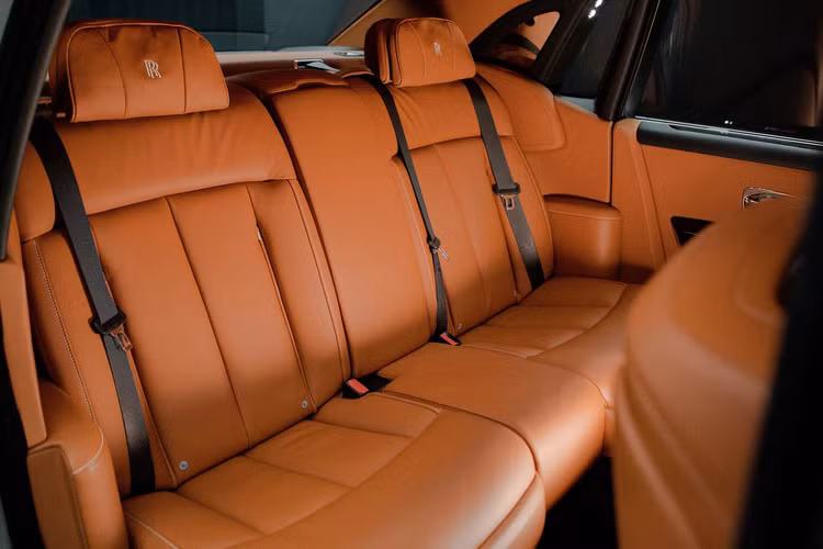 Về sức mạnh, mẫu xe Rolls-Royce Phantom 2018 thế hệ thứ VIII được trang bị khối động cơ V12 5.75L quen thuộc sản sinh công suất tối đa 563 mã lực, mô-men xoắn cực đại 900 Nm. Hộp số tự động 8 cấp. Xe có khả năng tăng tốc từ 0 – 100 km/h mất 5,3 giây, tốc độ tối đa 250 km/h.