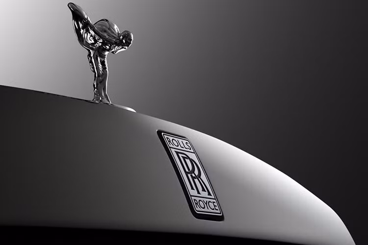 Lưới tản nhiệt “Pantheon” của chiếc xe vẫn là trái tim của ngoại thất Phantom thế hệ mới, cao hơn một chút so với thiết kế lưới tản nhiệt của Phantom VII hiện tại, và do đó vị trí của biểu tượng “Spirit of Ecstasy” cũng cao hơn khoảng nửa inch. Một vài đường nét được lấy cảm hứng từ mẫu concept Rolls-Royce VISION NEXT 100 (103EX).