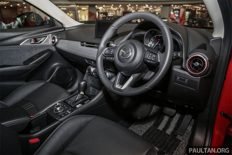 Bước vào bên trong, nội thất của CX-3 2018 sẽ chào đón bạn bằng một không gian hiện đại và cải tiến hơn đáng kể. Đầu tiên phải kể đến sự bổ sung mới mẻ của hệ thống phanh đỗ xe điện tử có tính năng giữ phanh tự động, thay thế cho đơn vị hoạt động thủ công trên mẫu xe trước kia.