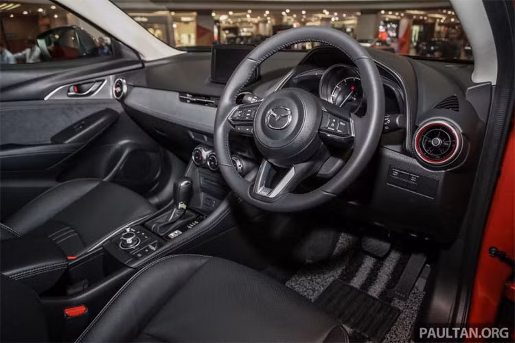 Bước vào bên trong, nội thất của CX-3 2018 sẽ chào đón bạn bằng một không gian hiện đại và cải tiến hơn đáng kể. Đầu tiên phải kể đến sự bổ sung mới mẻ của hệ thống phanh đỗ xe điện tử có tính năng giữ phanh tự động, thay thế cho đơn vị hoạt động thủ công trên mẫu xe trước kia.