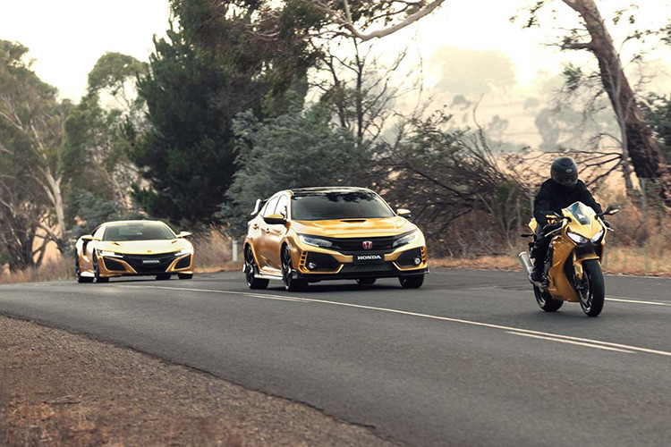 Siêu môtô Honda CBR1000RR (động cơ 4 xy-lanh thẳng hàng, dung tích 998 cc, công suất cực đại 189 mã lực tại 13.000 v/p và mô-men xoắn cực đại 116Nm tại 11.000 v/p) cũng góp mặt trong dàn xe "mạ vàng".