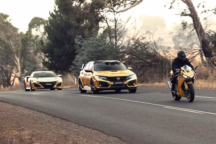 Siêu môtô Honda CBR1000RR (động cơ 4 xy-lanh thẳng hàng, dung tích 998 cc, công suất cực đại 189 mã lực tại 13.000 v/p và mô-men xoắn cực đại 116Nm tại 11.000 v/p) cũng góp mặt trong dàn xe "mạ vàng".