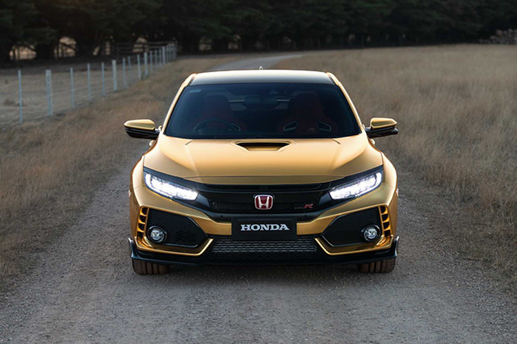 Honda Civic Type R mạ vàng, mẫu xe này được trang bị khối động cơ 4 xy-lanh thẳng hàng (I4) 2.0 lít tăng áp mạnh 310hp@6.500 vòng/phút và mô-men xoắn 400Nm@2.500 v/p. Kết hợp với hộp số sàn 6 cấp (6MT) đi cùng với hệ dẫn động cầu trước (FWD).