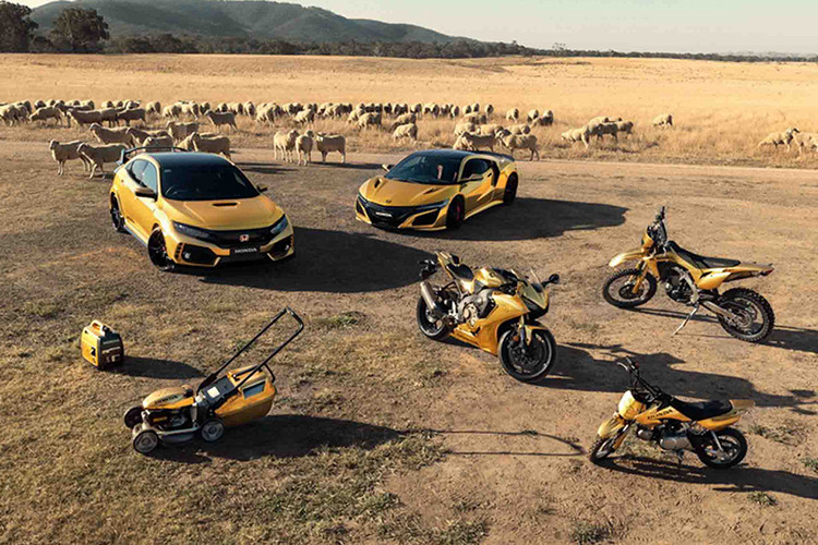 Nhưng đáng tiếc rằng hãng Honda không bán ra thị trường, đây chỉ là sản phẩm trưng bày. Ngoài lớp wrap vàng rực, trên mỗi sản phẩm đều có huy hiệu “50 năm ở Úc” như Civic Type R nằm trên cánh gió phía sau.