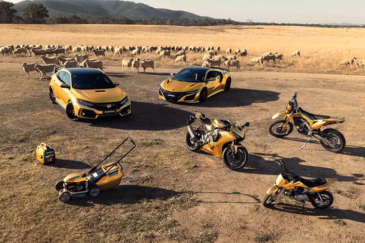 Nhưng đáng tiếc rằng hãng Honda không bán ra thị trường, đây chỉ là sản phẩm trưng bày. Ngoài lớp wrap vàng rực, trên mỗi sản phẩm đều có huy hiệu “50 năm ở Úc” như Civic Type R nằm trên cánh gió phía sau.