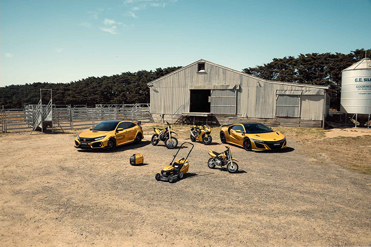 Cụ thể, 7 sản phẩm ôtô và xe máy Honda được phủ lên lớp wrap chrome màu vàng “sang chảnh” bao gồm: Civic Type R, siêu xe NSX, mô tô CBR1000RR, “cào cào” CRF450L 2019 phiên bản Enduro, “cào cào” dành cho trẻ em CRF50F, máy cắt cỏ HRU19 Buffalo Premium và máy phát điện EU22i.