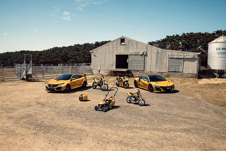 Cụ thể, 7 sản phẩm ôtô và xe máy Honda được phủ lên lớp wrap chrome màu vàng “sang chảnh” bao gồm: Civic Type R, siêu xe NSX, mô tô CBR1000RR, “cào cào” CRF450L 2019 phiên bản Enduro, “cào cào” dành cho trẻ em CRF50F, máy cắt cỏ HRU19 Buffalo Premium và máy phát điện EU22i.