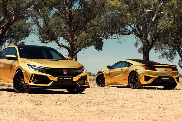 Hiện vẫn chưa có thông tin nào xác nhận liệu có sự thay đổi nào khác đằng sau tấm thân mạ vàng của Honda NSX và chiếc Civic Type Rnày không.