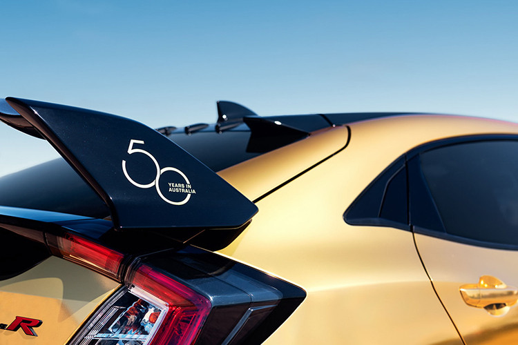 Mỗi sản phẩm này đều có tem dán "50 Years in Australia" nổi bật.