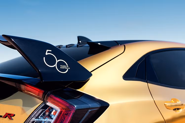 Mỗi sản phẩm này đều có tem dán "50 Years in Australia" nổi bật.