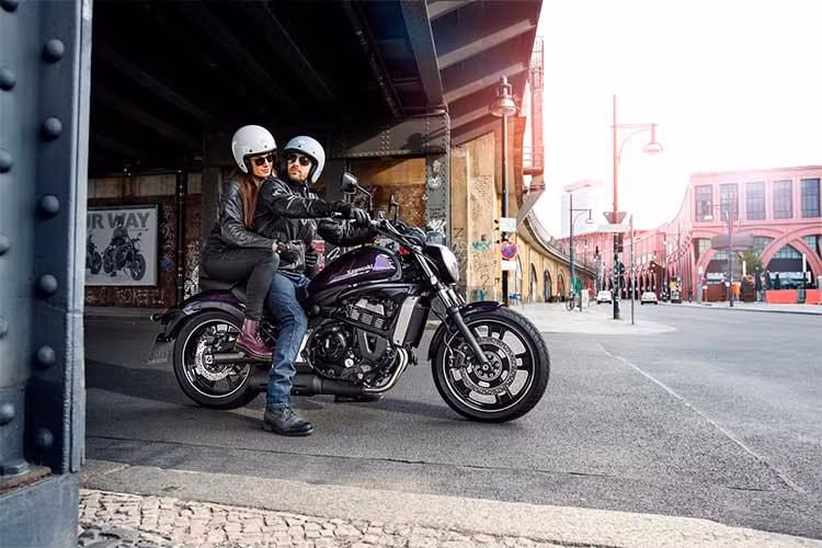 Về thiết kế bên ngoài, Kawasaki Vulcan S 2018 sở hữu một vài chi tiết mới tạo nên sự khác biệt khi so với phiên bản trước đó, mẫu xe mới này được trang bị thêm mâm xe, màu và tem xe phong cách mới... Tuy nhiên, về tổng thể nó không có quá nhiều thay đổi so với "người anh em" Vulcan S 650 đang bán tại Việt Nam.