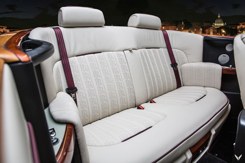 Vẫn sử dụng chất liệu gỗ tếch cho khu vực phía sau khoang cabin như phiên bản tiêu chuẩn, nhưng ở gói độ mới các tấm gỗ này đặc biệt hơn khi được đánh bóng lại giúp tăng thêm vẻ sang trọng. Các kỹ sư của Vilner đã dành tổng cộng 120 giờ cho công đoạn cầu kỳ này.