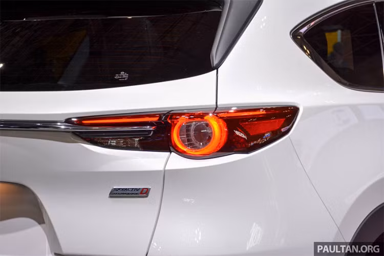 Ngoài ra, trên mẫu xe Mazda CX-8 mới này - nó cũng sẽ được hãng xe Nhật bản trang bị trục cơ sở tương đương với CX-9 nhưng kích thước tổng thể được rút gọn đi đôi chút. Nếu so với CX-5, Mazda CX-8 dài hơn 350 mm, cao hơn 40 mm và có chiều dài cơ sở nhỉnh hơn 230 mm.