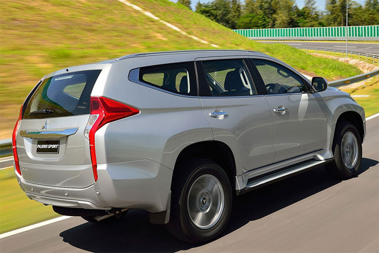 Mặc dù chưa có giá bán chính thức, nhưng các đại lý hiện đã nhận đặt cọc cho Pajero Sport 2018, thời gian giao xe dự kiến sẽ diễn ra trong tháng 8 năm nay. Với việc các xe nhập về đều hơn, thị trường ôtô nhập khẩu tại Việt Nam được mong đợi sẽ thực sự sôi động trở lại vào tháng tới.