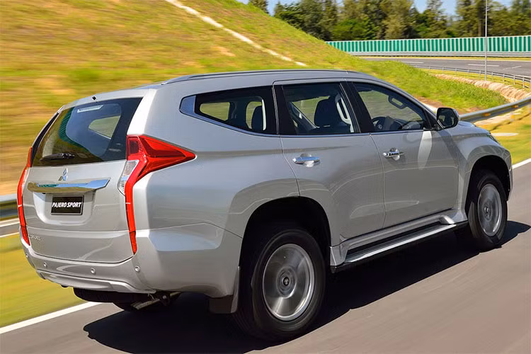 Mặc dù chưa có giá bán chính thức, nhưng các đại lý hiện đã nhận đặt cọc cho Pajero Sport 2018, thời gian giao xe dự kiến sẽ diễn ra trong tháng 8 năm nay. Với việc các xe nhập về đều hơn, thị trường ôtô nhập khẩu tại Việt Nam được mong đợi sẽ thực sự sôi động trở lại vào tháng tới.