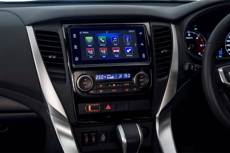 Bên cạnh việc bổ sung phiên bản máy dầu 1 cầu mới, Mitsubishi Pajero Sport mới vẫn tiếp tục được bán ra với hai phiên bản xăng 1 cầu và xăng 2 cầu, đó là cỗ máy MIVEC V8 3.0 lít cho ra 219 mã lực và 285Nm mô-men xoắn cực đại, kết hợp cùng hộp số tự động 8 cấp. Khác với tất cả các đối thủ cùng phân khúc, Pajero Sport không có tùy chọn số sàn.