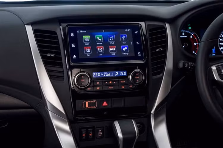 Bên cạnh việc bổ sung phiên bản máy dầu 1 cầu mới, Mitsubishi Pajero Sport mới vẫn tiếp tục được bán ra với hai phiên bản xăng 1 cầu và xăng 2 cầu, đó là cỗ máy MIVEC V8 3.0 lít cho ra 219 mã lực và 285Nm mô-men xoắn cực đại, kết hợp cùng hộp số tự động 8 cấp. Khác với tất cả các đối thủ cùng phân khúc, Pajero Sport không có tùy chọn số sàn.