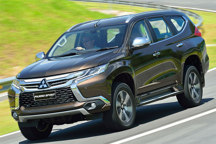 Tại thị trường ôtô Việt Nam, Pajero Sport sẽ phải cạnh tranh với các đối thủ nhập khẩu khác bao gồm; Chevrolet Trailblazer, Toyota Fortuner và Ford Everest. Hiện người tiêu dùng đang kỳ vọng vào mức giá mềm cho mẫu xe này khi nó được bán ra thị trường trong thời gian tới.